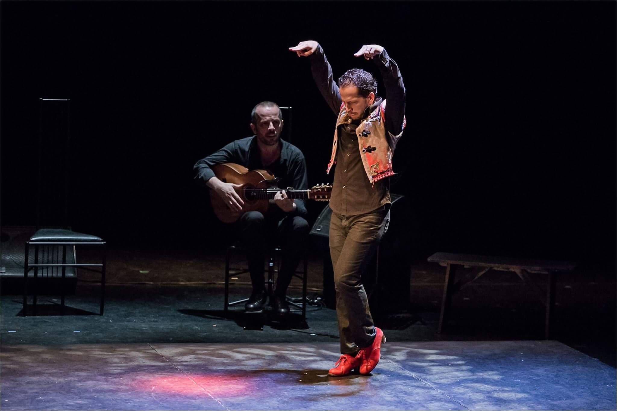 Kuky Santiago dansant devant un guitariste, chaussures rouges
